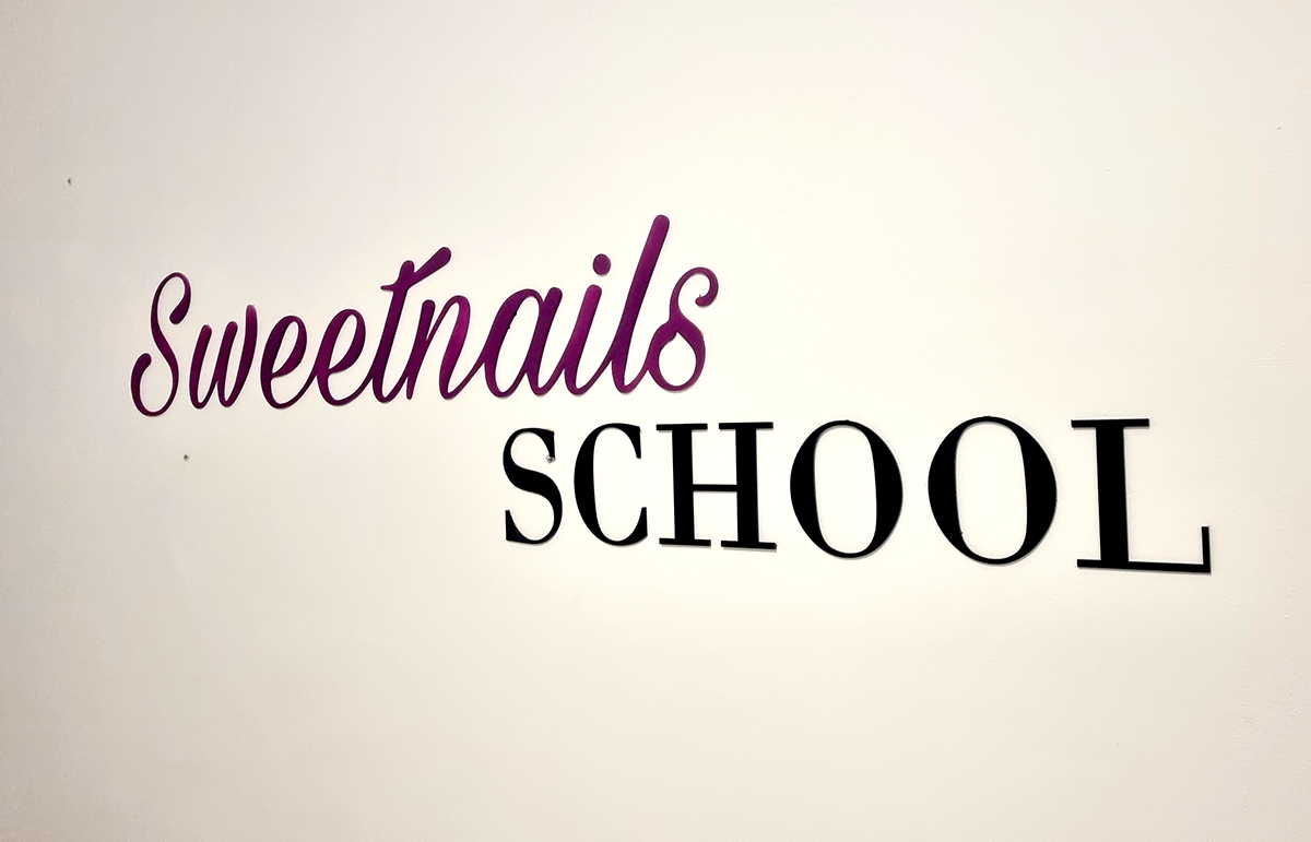 Nesvětelná písmena a loga Sweetnails School